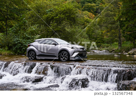 岐阜県高山市の洗い越しと車 132567348