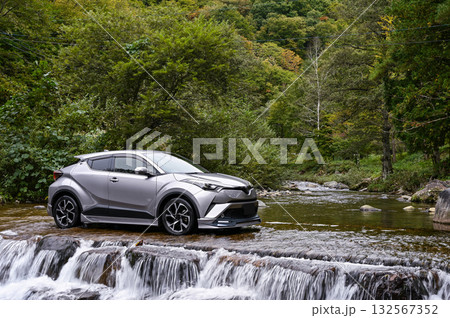 岐阜県高山市の洗い越しと車 132567352