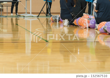 【保育園の運動会　障害物競走のスタート】 132567510