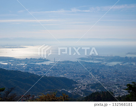 六甲山上から見る神戸市街地と大阪湾 132568181