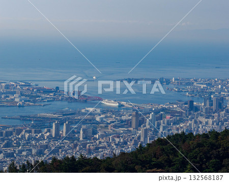 六甲山上から見る神戸市街地と大阪湾 132568187