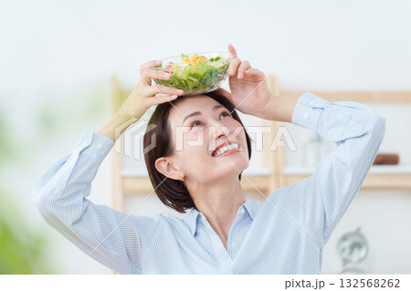 サラダを食べる女性 132568262