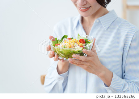 サラダを食べる女性 132568266