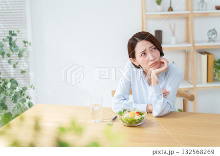 サラダが苦手な女性 サラダが苦手な女性 132568269