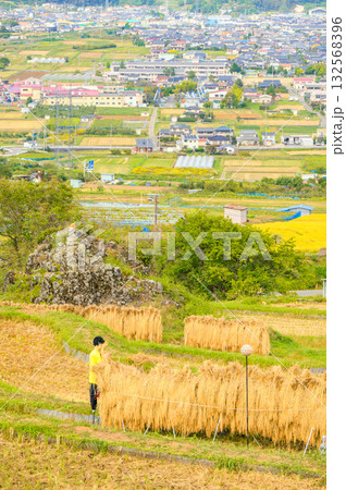 リアルな案山子と稲架掛けと姪石の石仏と街並み【姨捨の棚田】 132568396
