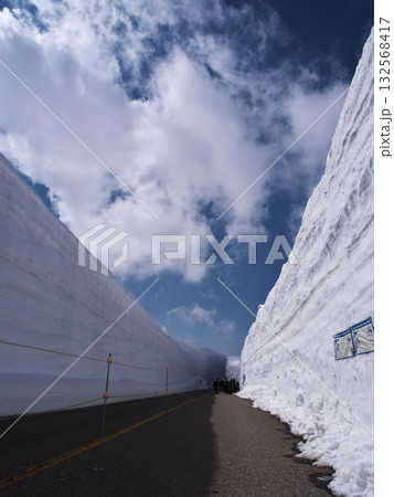 春の立山黒部アルペンルート 雪の大谷 春の立山黒部アルペンルート 雪の大谷 132568417