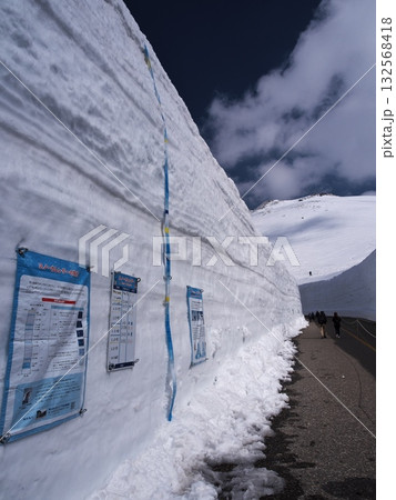 春の立山黒部アルペンルート　雪の大谷とスノーカレンダー 132568418