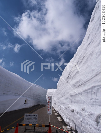 春の立山黒部アルペンルート　雪の大谷 132568419