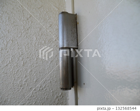 マンションの非常階段へのドアの蝶番 132568544