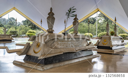 Tomb of Abdul Razak Hussein at Makam Pahlawan, Heroes' Mausoleum, National Mosque, Kuala Lumpur, Malaysia. 132568658