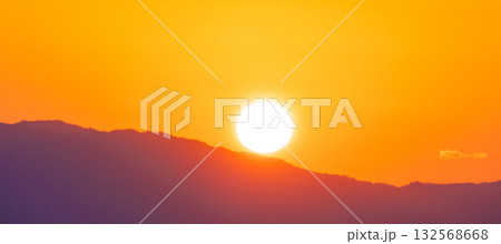 山並と朝日 132568668