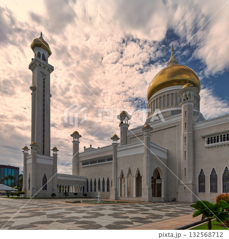 Omar Ali Saifuddien Mosque with its iconic golden dome and minaret, Bandar Seri Begawan, Brunei. 132568712