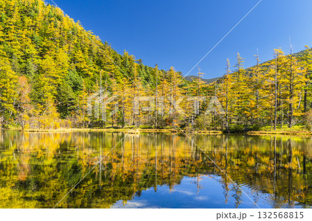 秋の上高地 明神池の紅葉リフレクション【長野県・松本市】 秋の上高地 明神池の紅葉リフレクション【長野県・松本市】 132568815