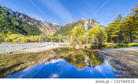 秋の上高地の絶景　梓川に映る紅葉の穂高連峰【長野県・松本市】 132568818