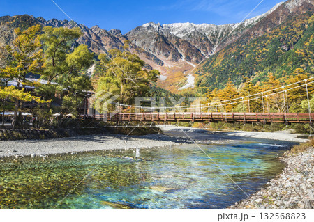 長野の観光名所「上高地」　紅葉の穂高連峰と梓川に架かる河童橋の風景【長野県・松本市】 132568823