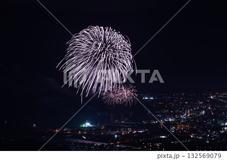 夏の夜空を彩る花火 <焼津海上花火2025> 夏の夜空を彩る花火 <焼津海上花火2025> 132569079
