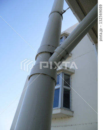 マンションの非常階段から見える排水管 132569089
