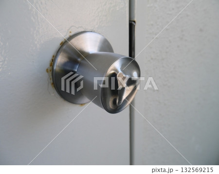 マンションの非常階段へのドアのノブ マンションの非常階段へのドアのノブ 132569215