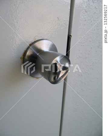 マンションの非常階段へのドアのノブ マンションの非常階段へのドアのノブ 132569217