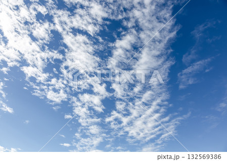 天空の青空に浮く雲の造形【背景素材】 天空の青空に浮く雲の造形【背景素材】 132569386