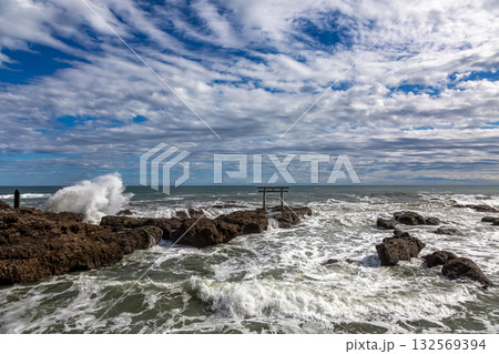 白波が打ち寄せる日の出の名勝地、神磯の鳥居【大洗海岸】 132569394