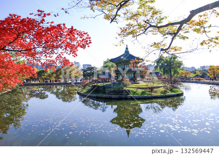 Korean palace in autumn Korean palace in autumn 132569447