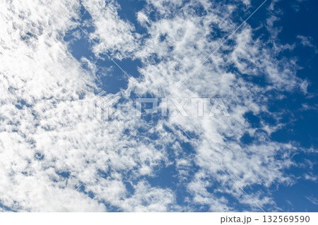 天空の青空に浮く雲の造形【背景素材】 132569590