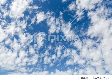 天空の青空に浮く雲の造形【背景素材】 天空の青空に浮く雲の造形【背景素材】 132569599