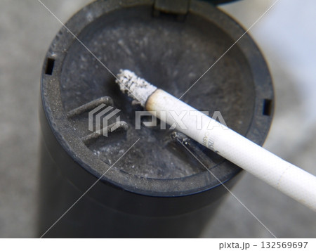 火のついたタバコと灰皿 132569697