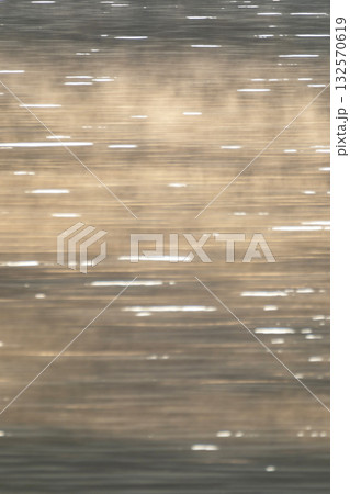 朝霧漂う水面 132570619