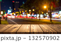 夜景の光がぼやけて美しく輝く玉ボケ 132570902