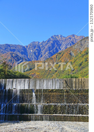 源太郎えん堤,から望む秋の五竜岳 132570960
