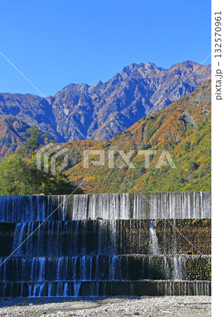 源太郎えん堤,から望む秋の五竜岳 132570961