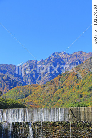 源太郎えん堤,から望む秋の五竜岳 132570963