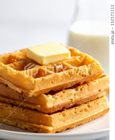 バターが乗った焼きたてのワッフルのクローズアップ バターが乗った焼きたてのワッフルのクローズアップ 132571113