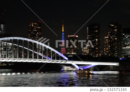 アメリカ色にライトアップされた夜の東京タワー　10月港区1971祝トランプ来日の東京タワー築地大橋 132571193