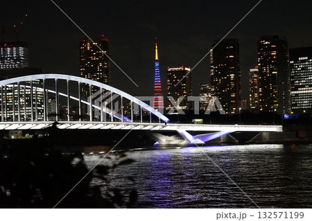 アメリカ色にライトアップされた夜の東京タワー　10月港区1977祝トランプ来日の東京タワー築地大橋 132571199