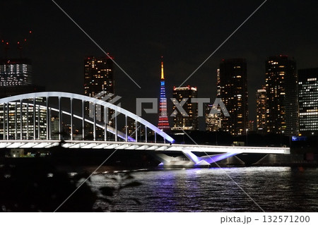 アメリカ色にライトアップされた夜の東京タワー　10月港区1978祝トランプ来日の東京タワー築地大橋 132571200