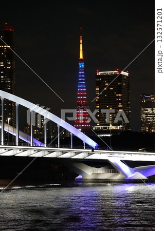 アメリカ色にライトアップされた夜の東京タワー　10月港区1979祝トランプ来日の東京タワー築地大橋 132571201