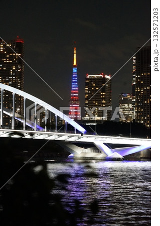 アメリカ色にライトアップされた夜の東京タワー 10月港区1981祝トランプ来日の東京タワー築地大橋 アメリカ色にライトアップされた夜の東京タワー 10月港区1981祝トランプ来日の東京タワー築地大橋 132571203