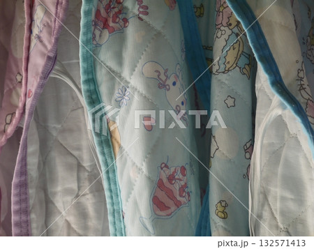 部屋干しの洗濯物（枕カバー） 132571413