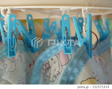 部屋干しの洗濯物（枕カバー） 132571414