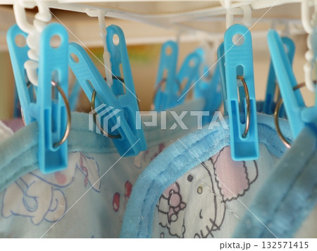 部屋干しの洗濯物（枕カバー） 132571415