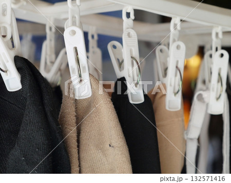 部屋干しの洗濯物 132571416