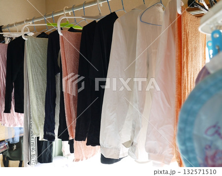 部屋干しの洗濯物 132571510