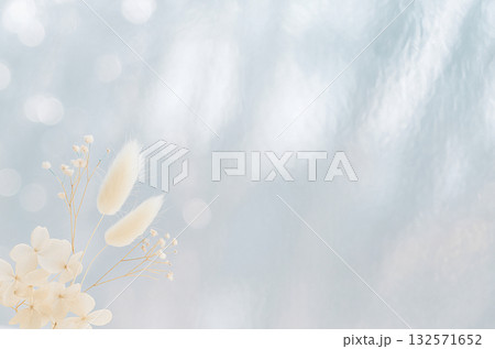 繊細で上品なドライフラワーと幻想的な光が印象的な背景素材 繊細で上品なドライフラワーと幻想的な光が印象的な背景素材 132571652