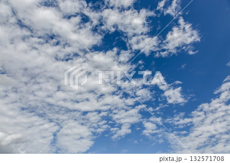天空の青空に浮く雲の造形【背景素材】 132571708