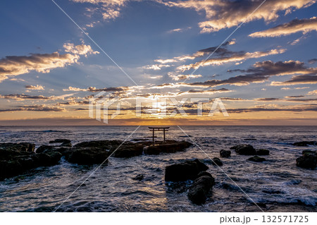 朝焼けに染まる神磯の鳥居における夜明け【茨城県大洗海岸】 132571725