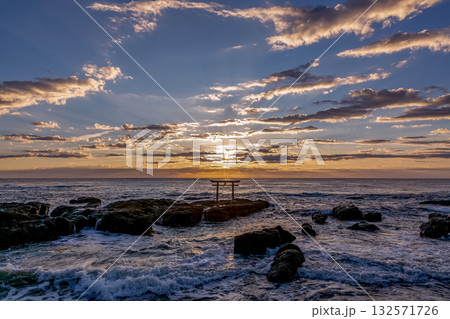 朝焼けに染まる神磯の鳥居における夜明け【茨城県大洗海岸】 朝焼けに染まる神磯の鳥居における夜明け【茨城県大洗海岸】 132571726
