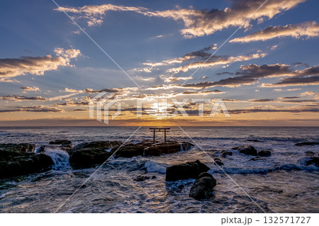 朝焼けに染まる神磯の鳥居における夜明け【茨城県大洗海岸】 朝焼けに染まる神磯の鳥居における夜明け【茨城県大洗海岸】 132571727